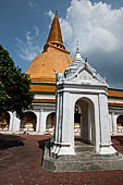 Thailand, Phra Pathom Chedi, the nation's largest pagoda in Nakorn Pathom. 